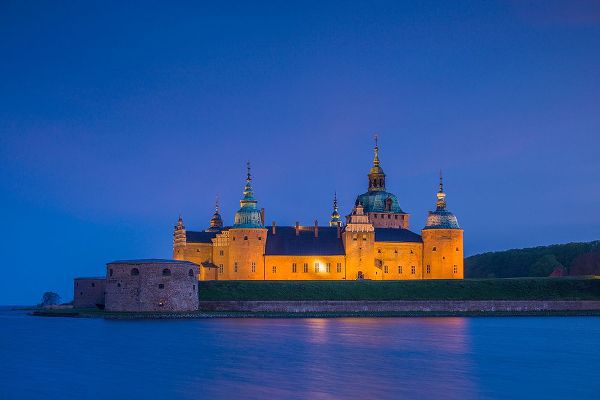Bibikow, Walter 아티스트의 Sweden-Kalmar-Kalmar Slott castle-dusk작품입니다.
